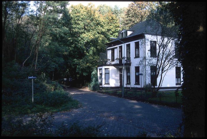 Hetzelfde pand als bovenstaand nu in de jaren`80. Inmiddels is het verdwenen en vervangen door nieuwbouw.