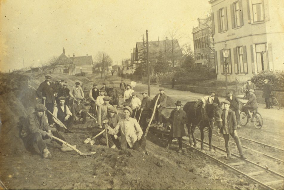 De firma Wandel bij de aanleg van de TOL-lijn.Geheel rechts de villa "Bella Vista", gebouwd in 1870 (nu nummer 98). Daarvoor een verdwenen volumineuze villa.