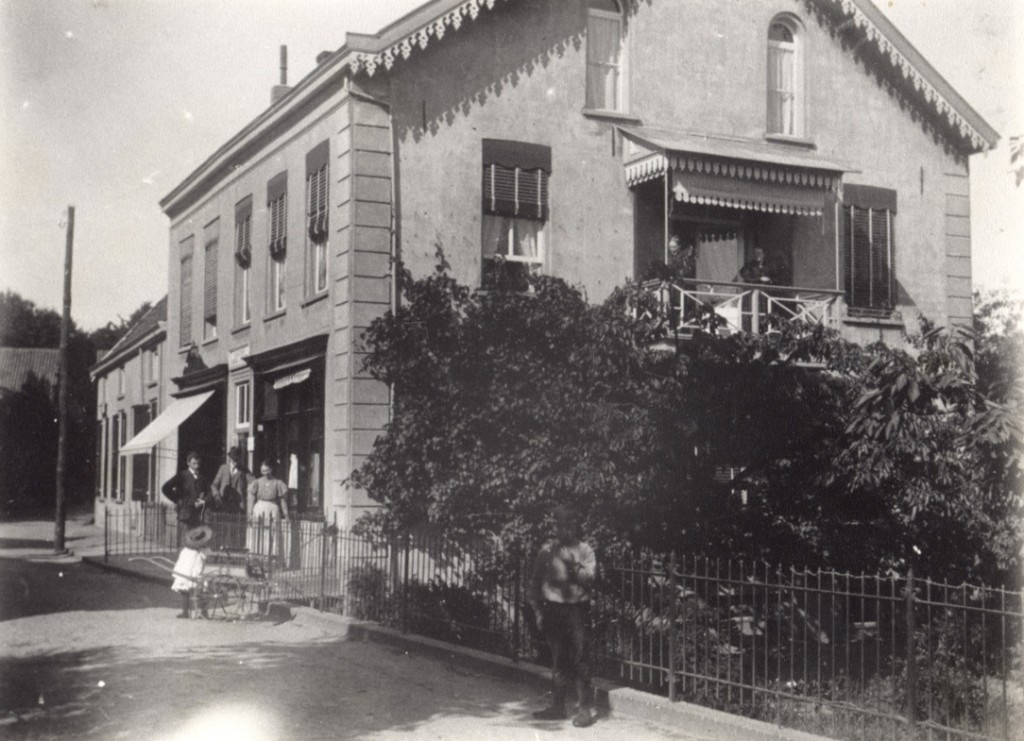 Het pand van G. J. Kriebo die rond 1900, komende van de Annastraat, op dit adres zijn meubelmakerij en stoffeerderij drijft.