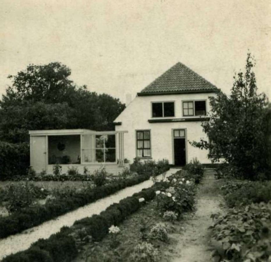 “Uilengeluk” in 1940 (Bildersweg 16) Mijn vader huurde het voorhuis in mei 1940 van de heer Top, die in het achterhuis ging wonen met het huisnummer Bildersweg 18. Hr. Top overleed in 1943, waarna mijn vader het hele huis huurde van de erven Top. Het tuinhuis was een model-huisje, dat diende als demo voor zijn agentuur in houten huizen.