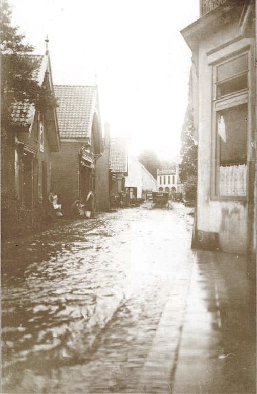 Wederom wateroverlast in de Weverstraat. Links de panden Weverstraat