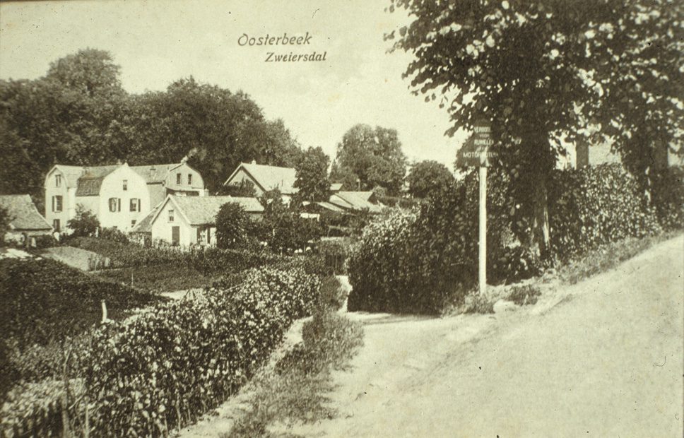 Geheel inks het aangebouwde huisje waarin in 1869 de tapper Rothuizen zijn bedrijfje had. Rechts daarvan het pand "Heuveloord", op nummer 110, ook wel aangeduid als "de Rotteval". Daarnaast het pand van bakker Van Hattum en de boerderij van Van Lingen. Achter "Heuveloord" het huis, gebouwd in 1850, waarin tot voor enige jaren de beeldhouwer Henk Zweerus woonde. In de negentiende eeuw was er een timmerbedrijfje in gevestigd, aanvankelijk van Vonk later van Piet Kelderman. Op de voorgrond de ingang van het Zweierspad, voor aanleg van de Dam de enige verbinding tussen de Weverstraat en de Fangmanweg.