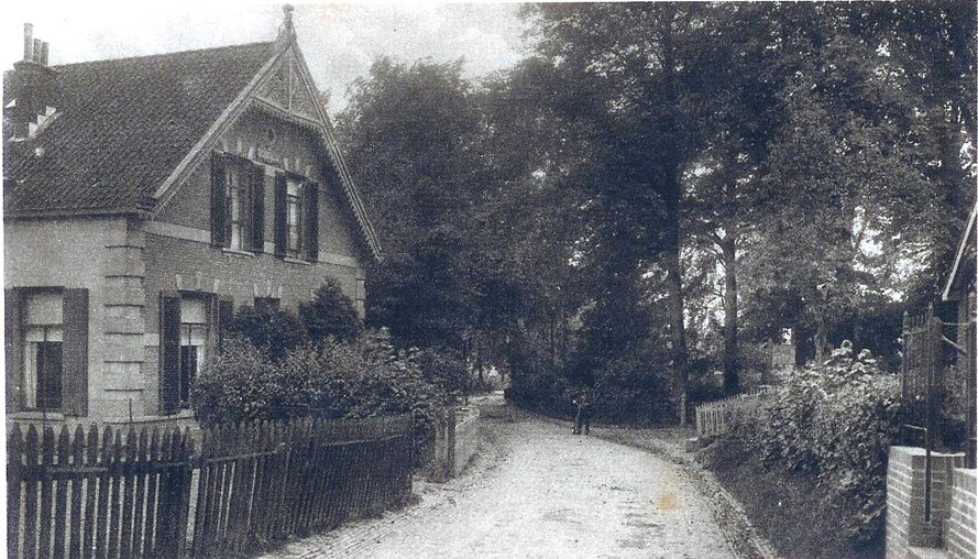 Op dezelfde plek een nog meer lommerrijke omgeving met de oprijlaan naar de villa van Van Delden. Links "Komatipoort".