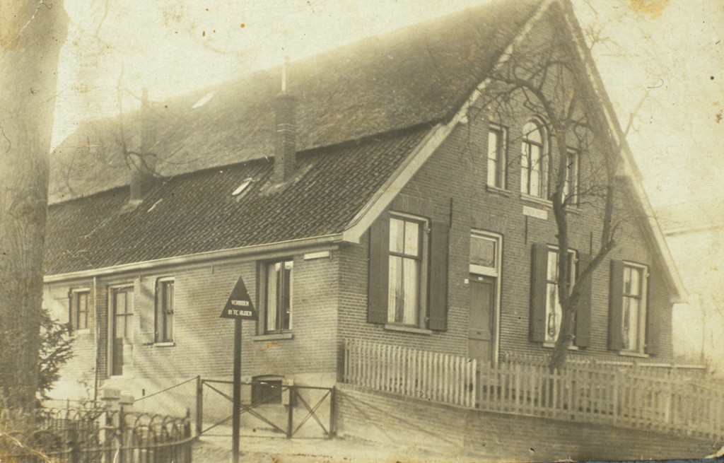 De stalhouderij van J. Ploeg met links het "Paadje van Maut".