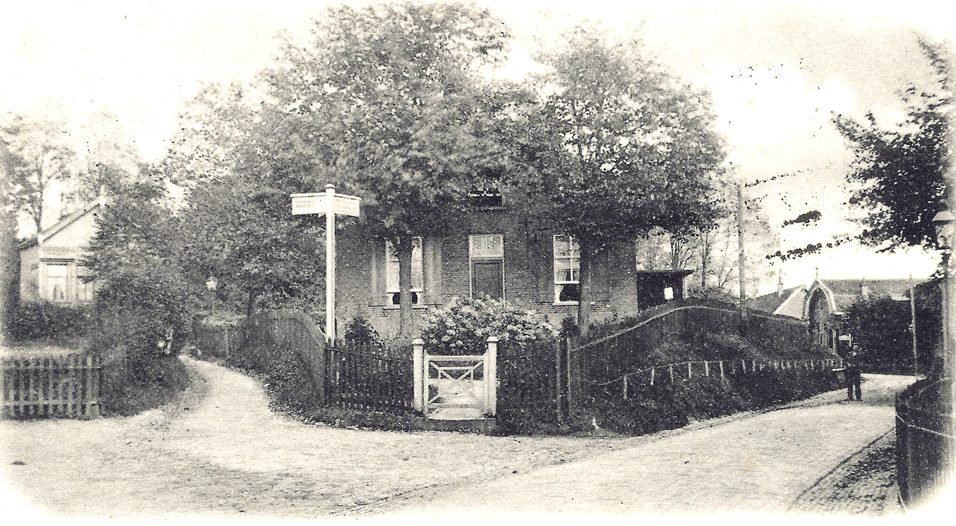 Hoek Weverstraat/ Van Eeghenweg/Jagerskamp. Rechts op de achtergrond de bakkerij van Van Hattum en de boerderij van Van Lingen. Links op de Jagerskamp een huis dat stond op de plek van de huidige Jagerskamp 26. Het huis werd in 1926 vervangen door het huidige. In het midden van de foto het nog bestaande Jagerskamp 28 dat toch enigszins van aanzien is veranderd.