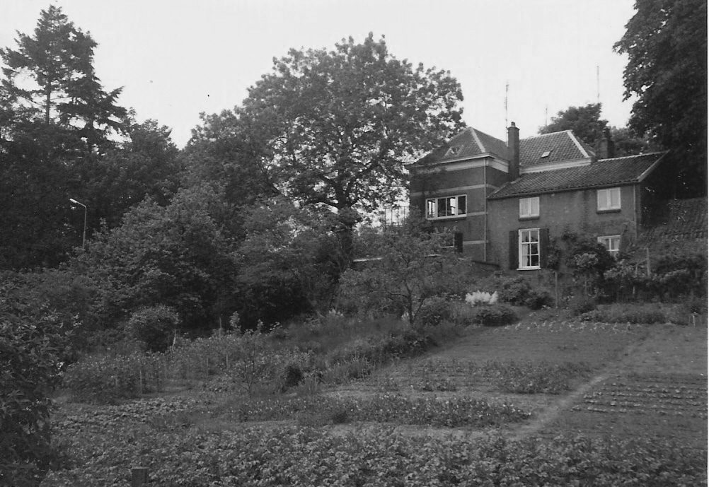 De villa werd rond 1870 gebouwd. Daarvoor stond er een twee onder eeeen kap waarin aan de zuidzijde de kunstenaressen Maria Vos en Adriana Haanen woonden en aan de noordzijde de dirigent E. Schramm. De tweeslag had de naam "Witobene". In 1886 vergroot de aannemer Steven van Burk het pand sterk, maar handhaaft het zich ter hoogte van de noordelijke gevel bevinden deel van de oude tweeslag. Van 1918 totn 1935 woont in de villa de hoofdcommies van het Rijksarchief W. G. Ross er. In 1942 vestigt zich er Albert Kettelarij (violist, dirigent/ 1900-1993) aanvankelijk met zijn eerste vrouw de zangeres Else Kettelarij en vanaf 1952 met zijn tweede echtgenote jkvr. Jifke de Vaynes van Brakell Buys.