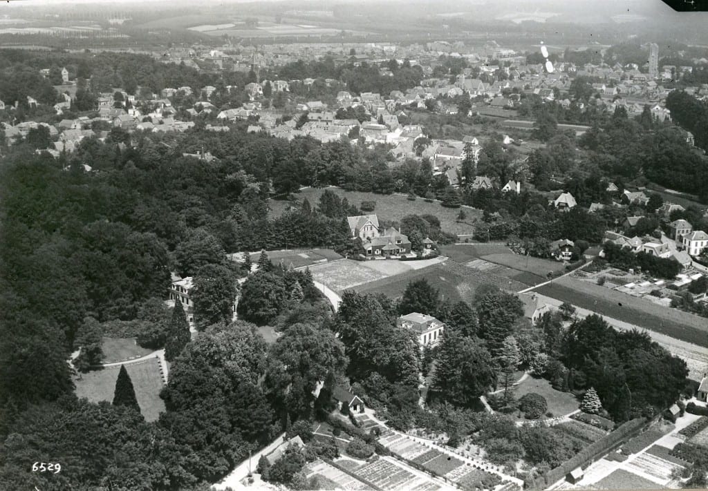 Op deze luchtfoto van voor de aanleg van De Dam is het "Jodenhuis" naast "Stadtwijck" nog zichtbaar