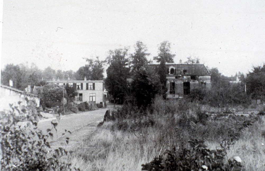 Rechts het pand op de zuidhoek Fangmanweg/ Weverstraat met daar tegenover, links, pension "Zuiderzicht".