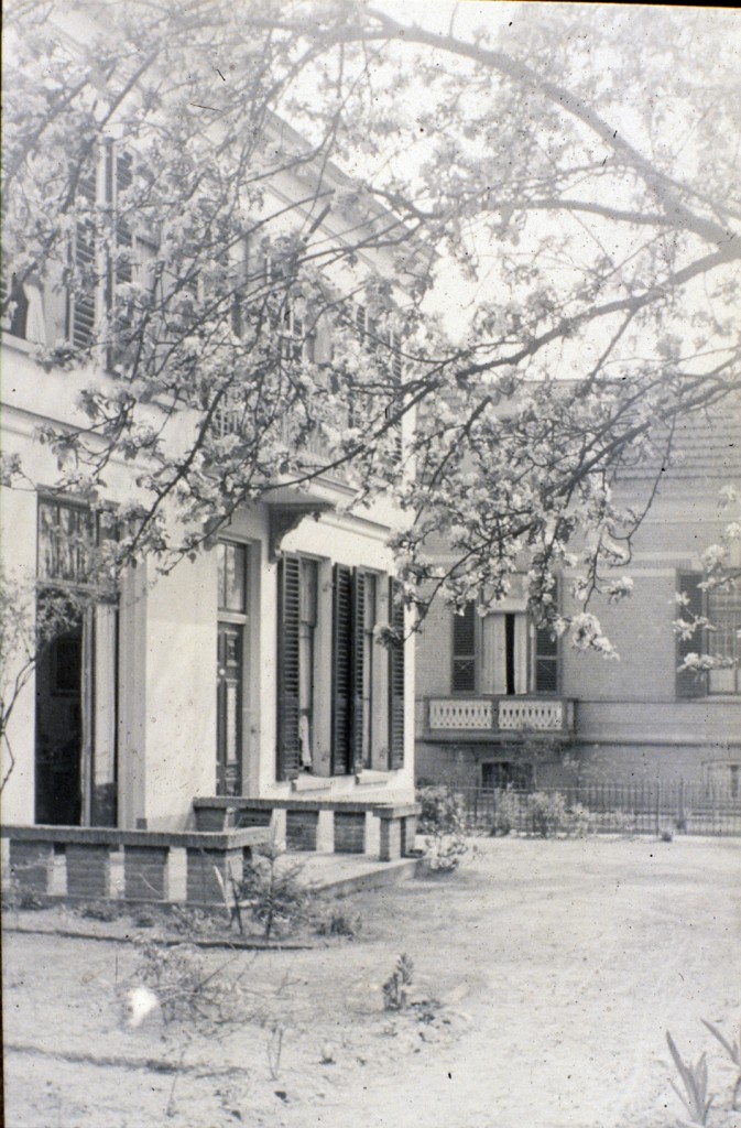 Zuidoostelijk van "Beekhof", op de noordhoek van de Fangmanweg/ Weverstraat lag tot 1944 de villa "Vredehof". Tussen "Vredehof" en de op de zuidhoek van het kruispunt gelegen villa kwam de Fangmanweg op de Weverstraat uit.