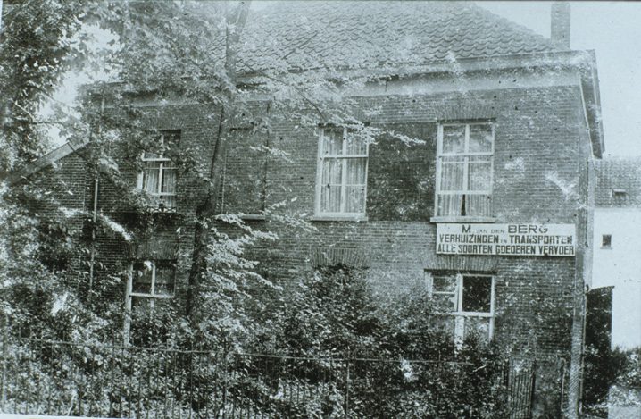 Bij de aanleg van de Dam in de jaren `30 van de vorige eeuw werd het pand dat zuidelijk van de villa van Kettelarij stond afgebroken. Het droeg de naam "Jodenhuis" daar het rond 1870 was gebouwd in opdracht van