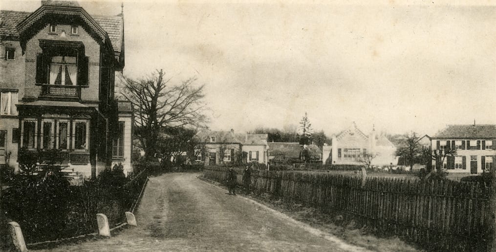 De boerderij van De Graas is zichtbaar op een foto genomen vanaf de hoek Weverstraat/ Benedendorpsweg. Links vooraan de villa die rond 1900 werd bewoond door mr. J. A. van Hoek. Na zijn overlijden woonden zijn weduwe en tot 1944 zijn dochter H. A. van Hoek er. In 1944 ging de villa verloren. Rechts van de boom de manufacturenzaak van W. Klaassen Ezn. Dan het nog bestaande pand op huidig nummer 177-179, met daarnaast de boerderij van De Graas. Rechts daarvan aan de overzijde van de Weverstraat de Openbare Lagere School I (de "Klompenschool") die in 1863 werd gebouwd en Aart van Ewijk als eerste hoofdonderwijzer kreeg. Deze woonde tot 1904 in de dienstwoning rechts van de school. Uiterst rechts "De Meihof" van D.J. van der Ven. In het begin van de vorige eeuw heeft in de villa enige tijd de schilder Willem F. A. I.Vaarzon Morel gewoond.