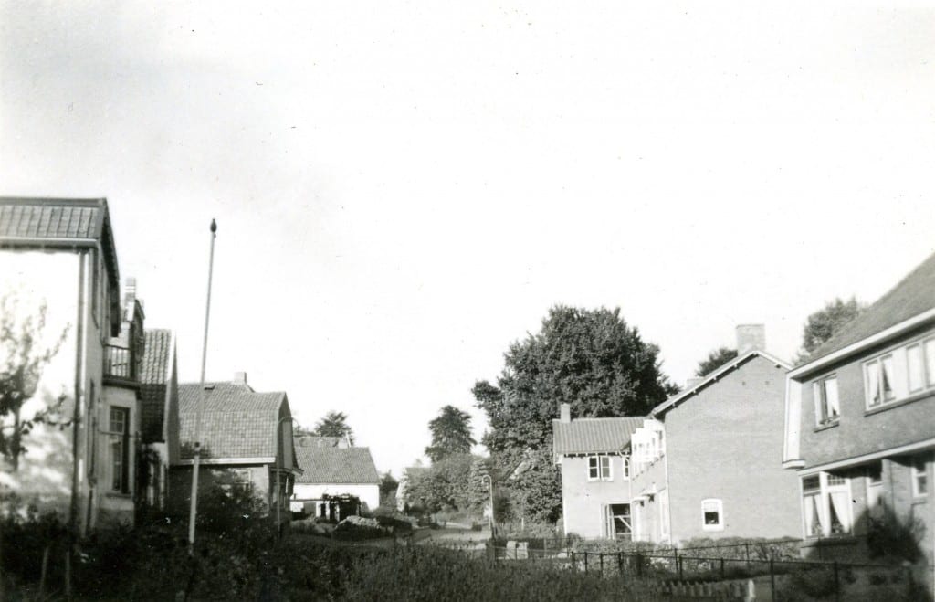 Vanaf een iets lager standpunt in de Weverstraat kijken we naar het noorden en zien links