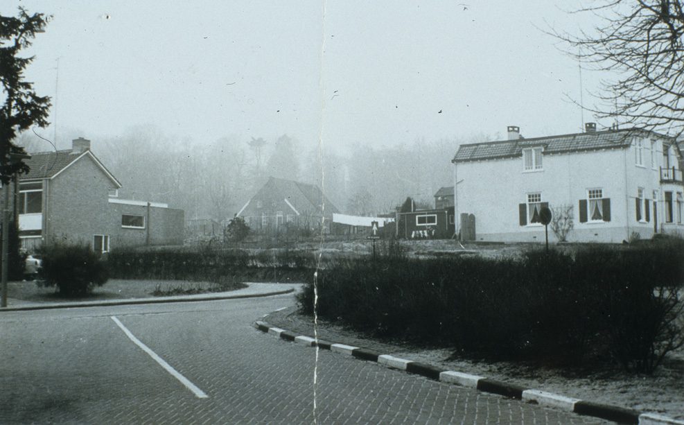 De plek van de afgebroken, voormalige, stalhouderij J. Ploeg, rond 1970.
