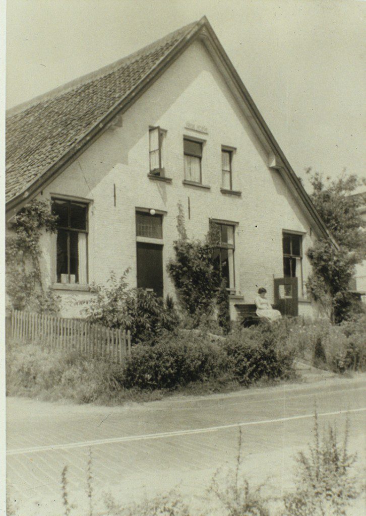 De voormalige stalhouderij nadat het enkel woonhuis was geworden.