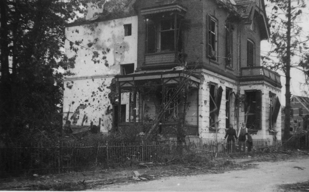 De zwaar beschadigde villa op de hoek Weverstraat/ Benedendorpsweg, voor afbraak.