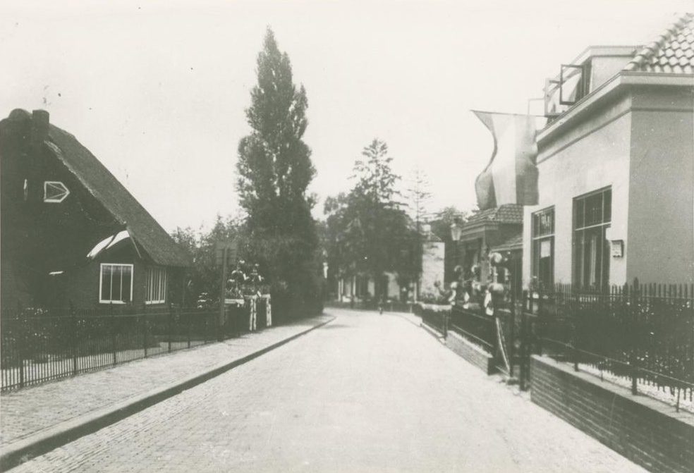 Ter hoogte van de boerderij van De Graas de Weverstraat zuidwaarts met links de twee onder één kap op nummet 177-179.