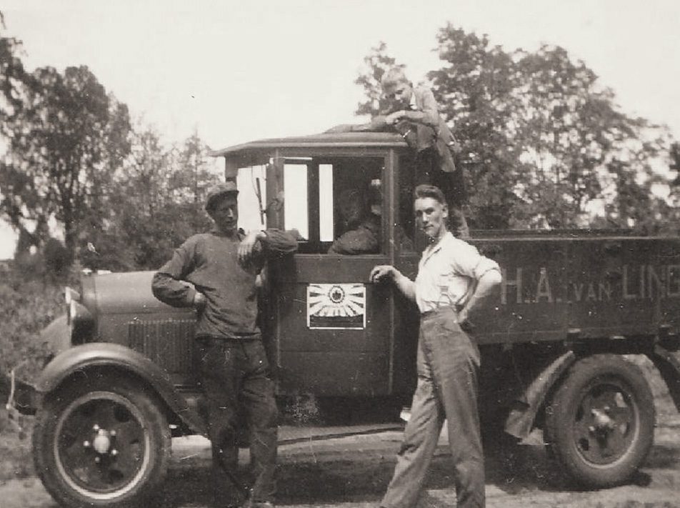 De bedrijfsauto van de kolenboer H.A. van Lingen.