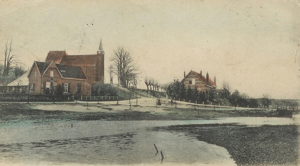 Links het postkantoor van Doorwerth. In 1911 vervangen door het nieuwe stadhuis van Doorwerth. Daarachter de kerk van Heelsum met daarvoor het plantsoen met de gedenkzuil. Rechts het in 1883 gebouwde schoolgebouw met onderwijzerswoning. Nu “Rehoboth”. De Heelsumse beek is buiten haar oevers getreden.