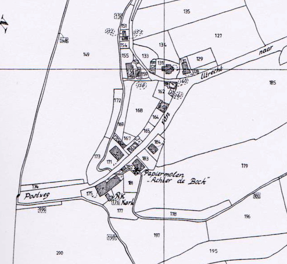 De R.K. kerk van Renkum (no. 176) en het bouwland waar in 1839 de nieuwe kerk gebouwd werd (no. 168) naar het minuutplan van het kadaster; 1832; De eerste Katholieke kerk, later Hervormde kerk (no. 131)