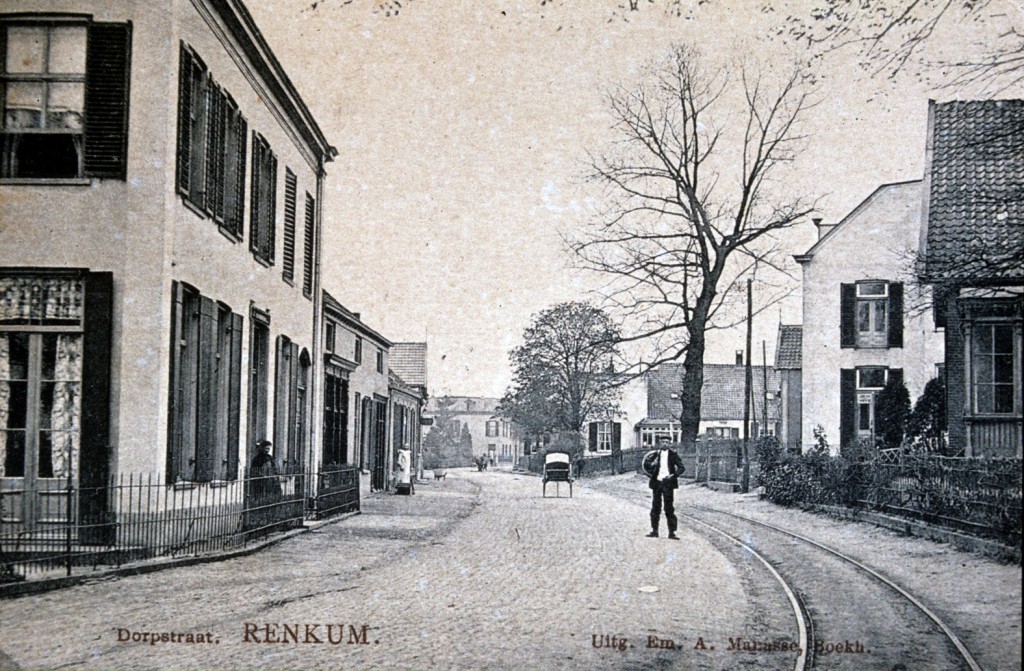 Vanuit een iets oostelijker standpunt zicht op de plek (achter de Iep in de voortuin van “Gelria”) waar het postkantoor zou verschijnen. Daarvoor de witte gevel van “Frisia”. Links de in 1866 gebouwde villa van J. P. Bloem, later in eigendom van de industrieel M. Mijnlieff.