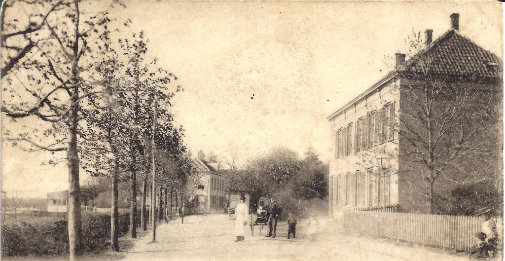 De Dorpsstraat te Renkum, gezien in westelijke richting. Links op de achtergrond hotel Campman en rechts op de voorgrond het pand waarin zich, in het middendeel, een bierhuis bevond. In het rechterdeel woonde, begin 1900, de aannemer Johan Menting en in het linkerdeel de dames Bezemer.