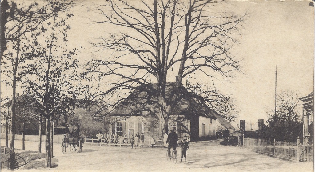 De “Oude Kosterie” met de lindeboom. Achter de kosterie het verhoogde erf waar de Oude Kerk stond. Ook aan de achterzijde van de kosterie het schoollokaal van meester Rennes. Rechts op de achtergrond de toegangspoort tot de begraafplaats die behoorde bij de oude R.K. kerk, later Hervormde kerk. Geheel links het bierhuis van Menting.