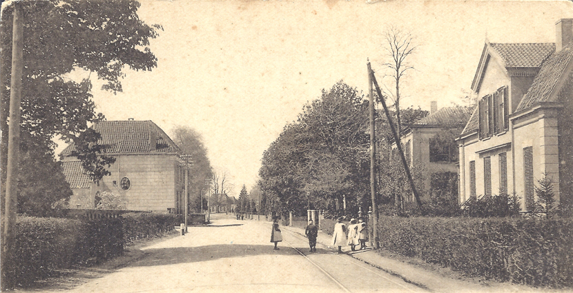 Tweede huis van rechts het huis “de Tramhalte”. Daarvoor de woning van Van Scherrenburg. Links de oude Hervormde pastorie. Links de oude Hervormde pastorie.