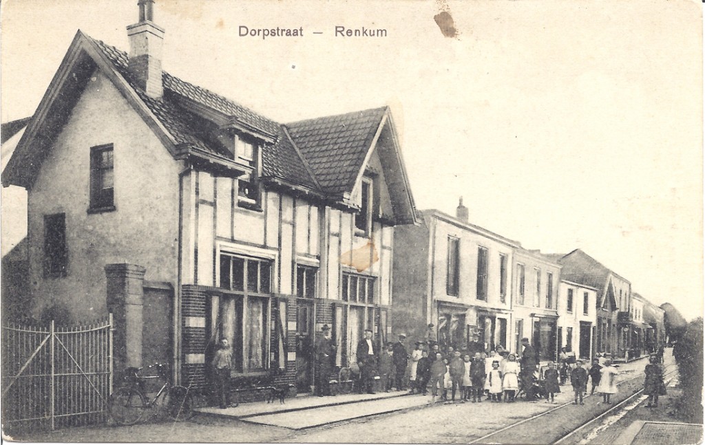 Het voormalige, eerste, postkantoor in de Dorpsstraat. ca 1880. Daarachter de “Renkumse bazar” van A. Noppen,slagerij Burgers en horlogemaker Gemming. Daarachter, op de hoek van de Veerweg herbergier Panman en het aan de overzijde (westhoek) gelegen hotel Verwaaijen.