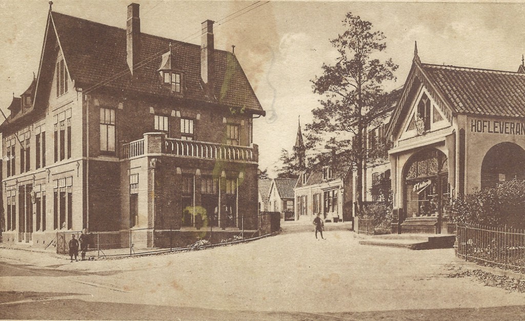 Zicht op de hoek Dorpsstraat/Achterdorpsstraat na de bouw van het postkantoor. Het eerste pand rechts dat van de slagerij van Hendrik van Kranen, met daarachter het voormalige postkantoor en het pand waarin wagenmaker Jansen zijn bedrijf had. Geheel rechts het hek van “Gelria”.