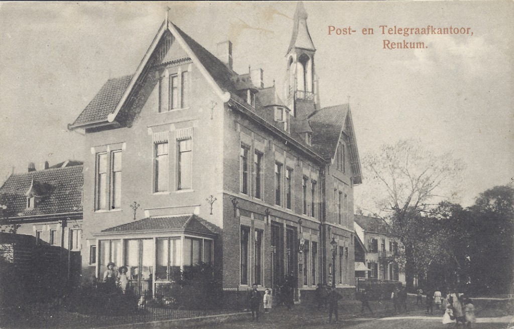 Het in 1910 gebouwde (derde) postkantoor, op een ansichtkaart welke is verzonden in het jaar 1915. Hier nog geheel compleet met torentje. Wanneer en waarom dit torentje is verdwenen lijkt een raadsel. Daarachter een deel van de slagerij en “Gelria”.