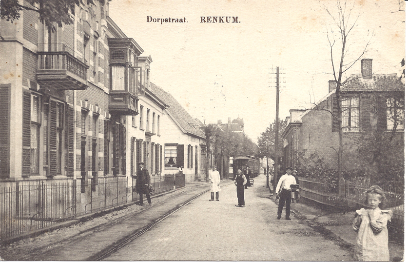 Vooraan links Dorpsstraat 141, met daarnaast de voorganger van het in 1948 bebouwde huidige pand op de westhoek Dorpsstraat/ Leeuwenstraat, nummer 135.
