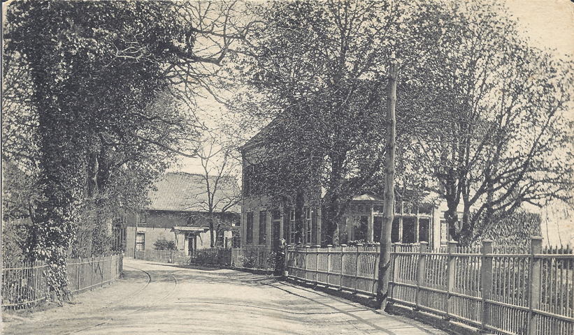 De in 1863, op de plek van de oude herberg “De Bock”, gebouwde villa “Redichem” welke onder andere bewoond werd door steenfabrikant Heinrich Gerhard Reymer en zijn echtgenote Arnolda Hermina van Wijck, dochter van de steenfabrikant Richardus van Wijck. Op de achtergrond huize “Tondano”, gelegen tussen “Redichem” en hotel Campman.