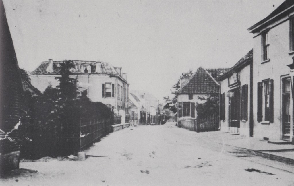 Zicht op de Dorpsstraat in westelijke richting, voor 1890. Links villa "Rijnzicht" en rechts op de achtergrond de woning van zadelmaker Schaafsma. Daarvoor de winkel van bakker Buddingh met geheel rechts de westelijke helft van het dubbele pand van schoenmaker Van Zwam. Hotel “Remmerde” moest nog worden gebouwd. Ook het pand van de loodgieter Theunissen is nog niet te zien. Na de bouw ervan ontstond tussen het pand van Theunissen en bakker Buddingh een steegje naar de Achterdorpsstraat dat het “steegje van Buddingh” werd genoemd.