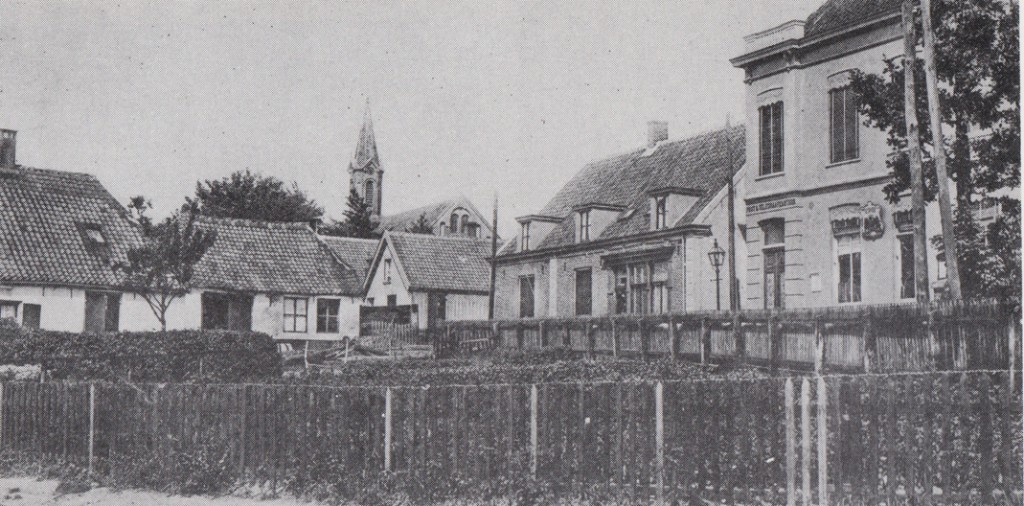 De tuin van Jansen de wagenmaker/radmaker, die de achterzijde van het tweede huis van rechts, “Hoekenburg”, (nu de Achterdorpsstraat) bewoonde. Rechts daarvan het, tijdelijk, tweede postkantoor, later politiebureau en (hulp) gemeentesecretarie. In 1884 werd hier Jan Diederik Doorman benoemd tot directeur van het postkantoor.(Foto rond 1905).In 1910 werd op deze open ruimte het nieuwe postkantoor gebouwd. Geheel links de winkel van Gijs Lamers, de postbode van Renkum