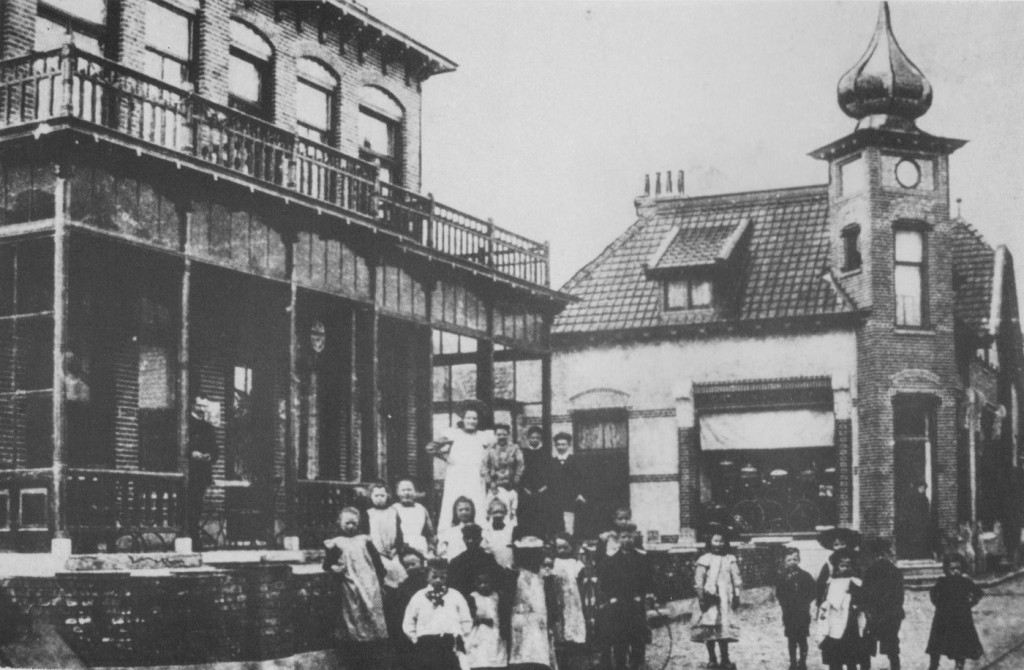 Links het voormalige Hotel Remmerde, met op de achtergrond de winkel met huis en klok zoals mevrouw Le Maitre dit in 1898 liet bouwen.