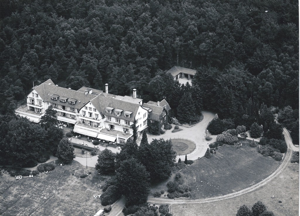 Het hotel de Bilderberg na verbouwing in 1933. Het oorspronkelijke huis van Van Tienhoven tekent zich duidelijk af.