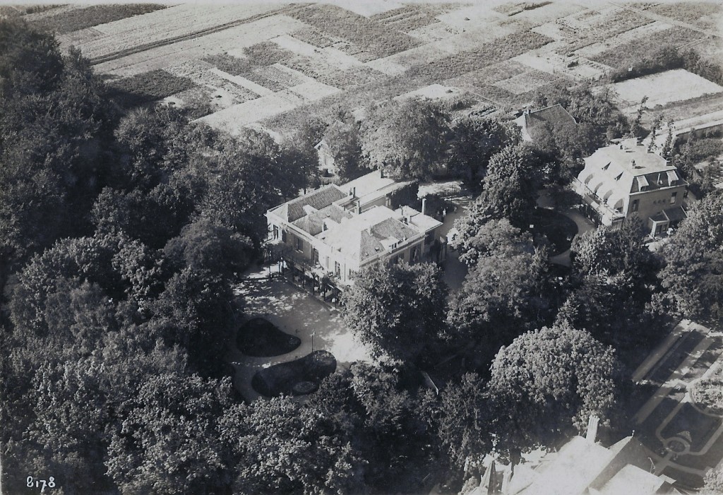 Hotel de Tafelberg met de in 1907 door Ogterop gebouwde dependance. Links de akkers op de plek waar na WOII de Talsmalaan zou komen en rechts de streng geometrisch aangelegde tuin van Overzicht met bewoner Mathijs Sanders.