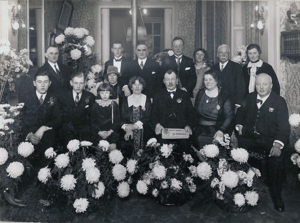 Familie Ogterop, commissarissen van de N.V. de Tafelberg en personeel in hotel de Tafelberg t.g.v. het 25 jarig bestaan van het hotel in 1927