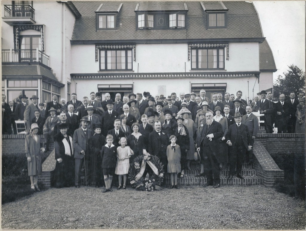 Opening hotel de Bilderberg met rechts vooraan burgemeester Jan van der Molen en achter de krans de familie Ogterop.