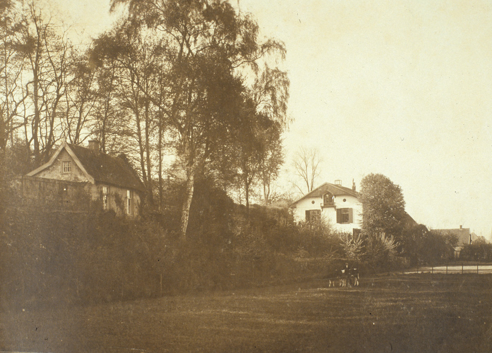 Het Zweiersdal voor afsluiting door de Dam met links Villa Grada. Plek van onderzoek naar de kleilaag.