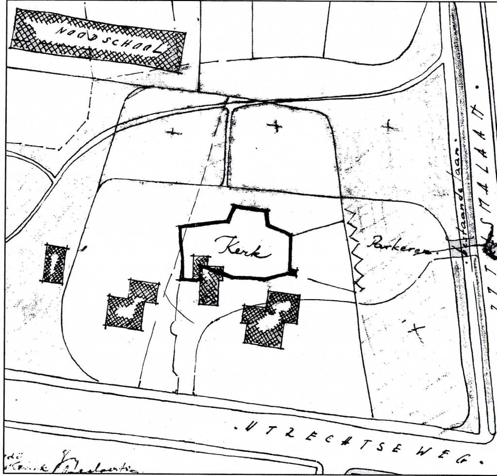 Op deze plattegrond zien we links van de kerk het nog bestaande "Oosterpark" dat in dit plan niet zou worden afgebroken en rechts-onder de kerk "Westerpark" dat na de oplevering van de kerk wel werd afgebroken.