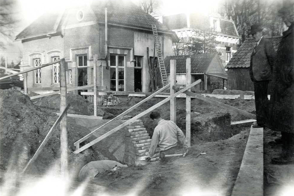 het voormalig koetshuis van "Westerpark" tijdens de bouw van de Goede herderkerk.