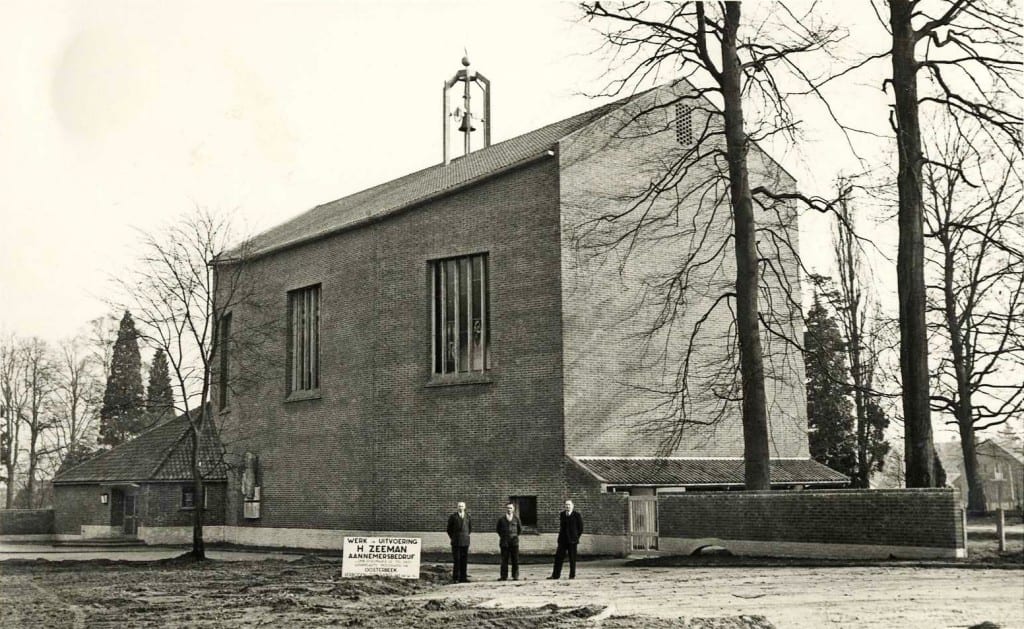 Begin maart 1952 is dekerk gereed en poseert de aannemer Zeeman trots voor zijn bouwwerk.