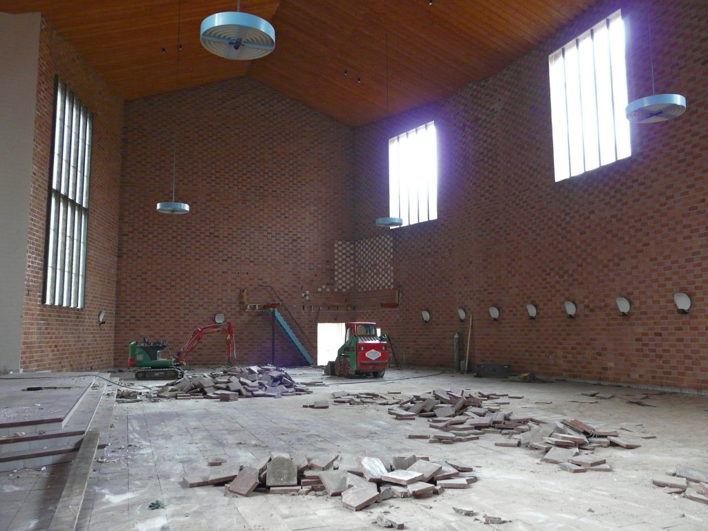 De voormalige kerkruimte van de Goede Herderkerk met rechts achterin de plek van het orgel. Op de wanden nog duidelijk zichtbaar de porisiostenen en de gipsbakjes t.b.v. de akoustiek.