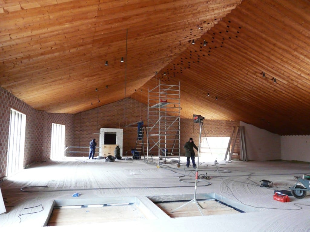 Ten behoeve van verdiepingen worden in de kerk een drietal vloeren aangebracht die het aantal verdiepingen op