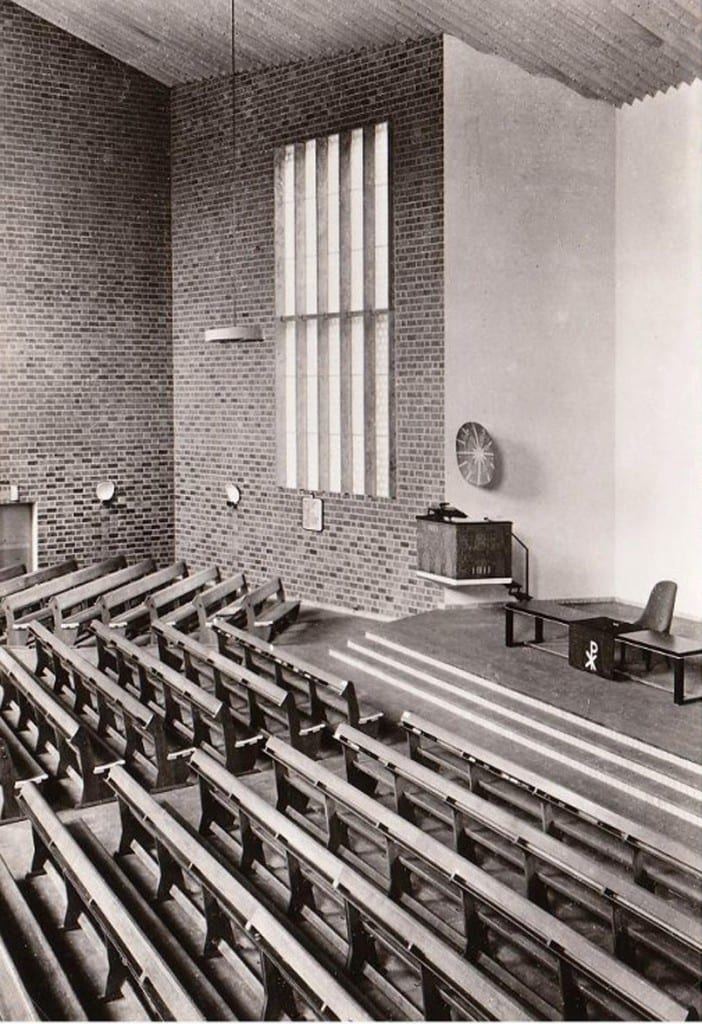 Het interieur van de kerkzaal van de "Goeder Herderkerk".