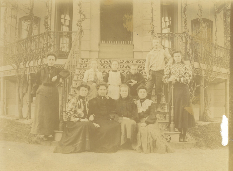 Een familieportret gemaakt op ONO met moeder Anna Catharina Maria van Dongen en de acht broers en zussen van Pieter Ruijtenberg.