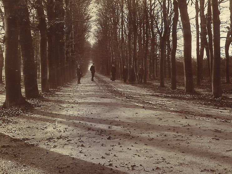Leden van de familie Ruijtenberg op de Hoofdlaan van ONO. In het verschiet de uitgang bij de toenmalige Rijksstraatweg.