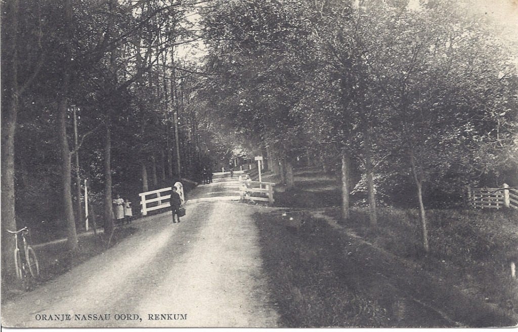 We zijn bij het tweede bruggetje, van de Grunsfoortse Dijk, deze over de Kortenburgse Beek. Naar rechts de toegang tot de tuinierswoning en naar links een pad dat oostelijk van de beek het gebied inliep.