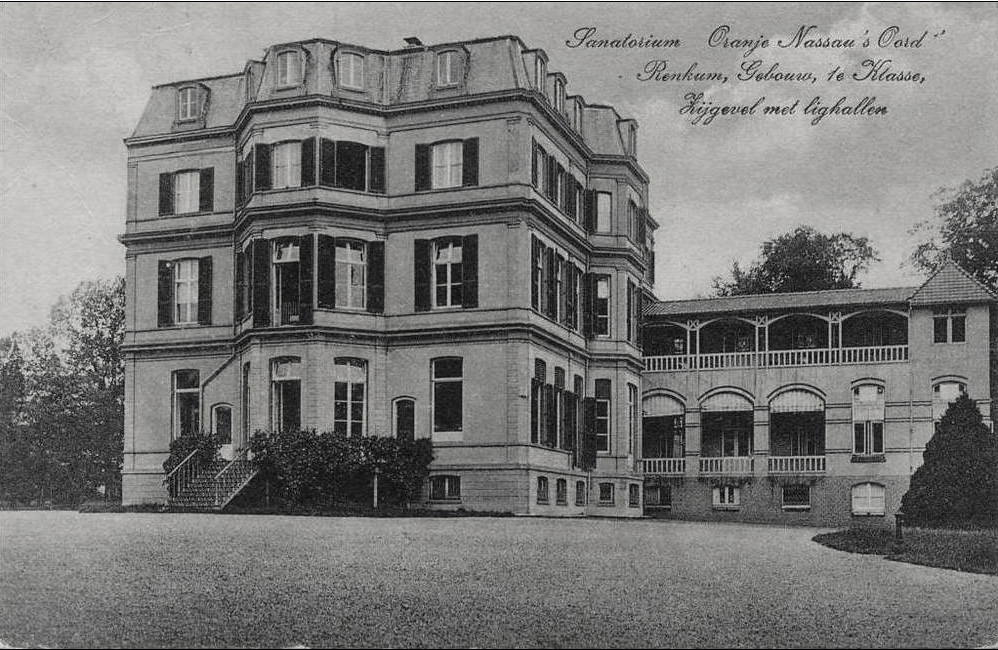 Aan de noordkant van het huis (achterzijde) begint de westers gerichte aanbouw met lighallen.
